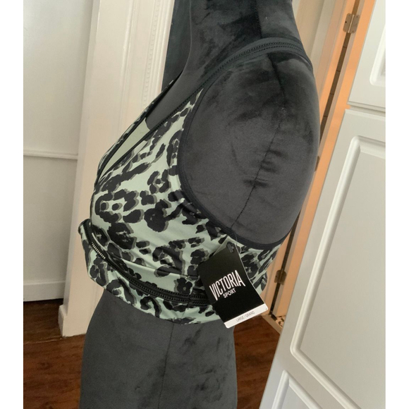 New Victoria's Sport Bra and Leggings Set - Picture 5 of 10